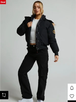 Zavetti Canada jacka - Säljer denna svarta Zavetti Canada jacka i storlek L, köpte den på JD Sports för 1800, har använts endast ett fåtal gånger🙌🏼