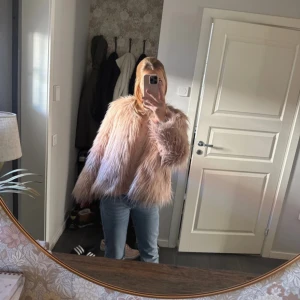 Rosa pälsjacka - Säljer en fluffig och trendig rosa pälsjacka med långa ärmar.  Passar perfekt nu till våren. Den är inte använd så mycket. 