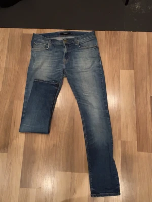 J Lindeberg jeans  - Sköna jeans från J Lindeberg med snygga slitningar och en skön tvätt. Slim fit och storlek 33/32. Hör av er vid frågor eller mer bilder 