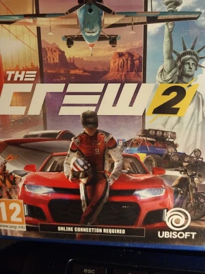 The Crew 2 (PS4) - The Crew 2 till PlayStation 4 är ett racingspel där du kan köra bilar, båtar och flygplan över hela USA. Spelet kräver internetuppkoppling och erbjuder exklusiva fordon, outfits och VIP-förmåner. Skivan och fodralet ser ut att vara i gott skick.