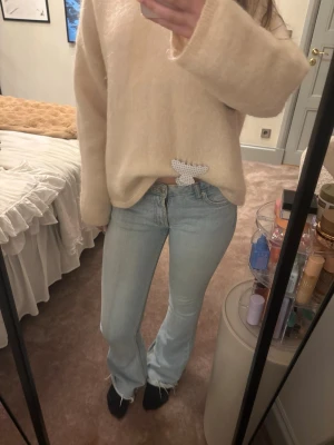 Ljusblå bootcut jeans från zara - super snygga ljusblå bootcut jeans från zara som inte säljs längre!💕💕