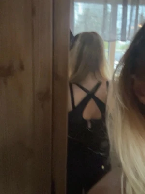 Svart linnetopp från ONLY PLAY - Säljer en svart linnetopp från ONLY PLAY i storlek S. Toppen har breda axelband och snyggt korsade band i ryggen som ger en cool detalj. Materialet är mjukt och stretchigt, perfekt för träning eller chill. Enkel och stilren design som är lätt att matcha.