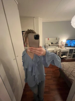 Blå volang blus från Zara  - Blå volang blus från Zara! Aldrig använd 