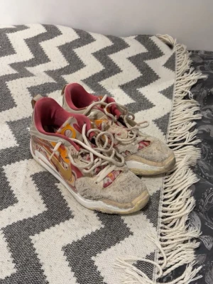 Nike Kd 15 Allstar  - Säljer ett par Nike KD sneakers med swirl-mönster i orange, rosa och beige. Storlek 46