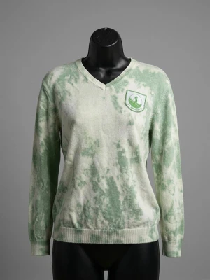 Grönvit v-ringad tröja G.C. Spaarnwoude - Säljer en v-ringad långärmad tröja från G.C. Spaarnwoude i storlek M. Tröjan har ett grönt och vitt batikmönster och en broderad logga på bröstet. Ribbstickade muddar vid ärmslut och nederkant. Perfekt för dig som gillar sportig och chill stil.