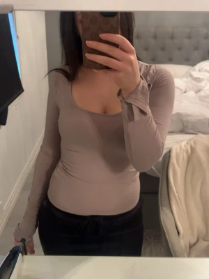 Beige långärmad topp  - Säljer en beige långärmad top från gina tricot soft touch, inga defekter!