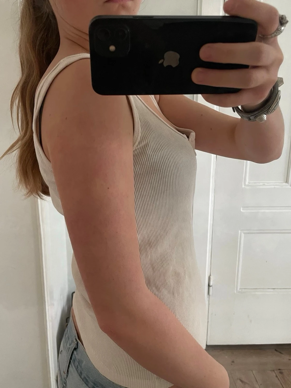 Ribbad beige linnetopp med knappar - 2