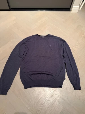Mörkblå stickad tröja Tiger of Sweden - Snygg mörkblå stickad tröja från Tiger of Sweden i merinoull. Storlek L