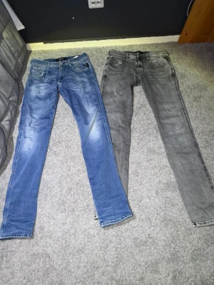 Två pack replay anbas  - Går att köpa enskilt och i paket på min sida gå och fler bilder ser du på dem enskilda annonserna. Storlek 28/32 i båda. Pris går att diskutera