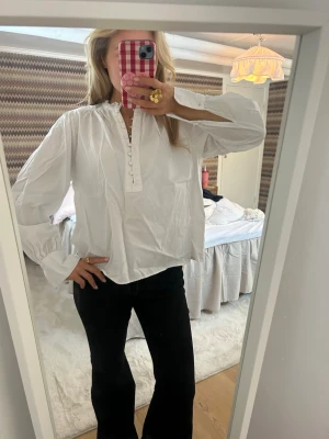Blus - Såå söt blus med volang❤️