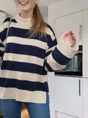 Randig oversized stickad tröja H&M - Säljer en oversized stickad tröja från H&M med breda marinblå och beige ränder. väldigt lik första bild. Tröjan har rund halsringning, långa ärmar och ribbade muddar. sååå fin wowwiii💝🤞