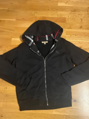 Burberry svart hoodie  - Svart burberry hoodie, riktigt stilig och perfekt till dig som vill ha en snygg look. 