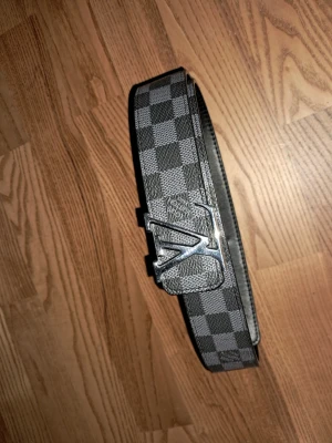 Rutig LV  - Svart, Grå rutig LV i bra skick gjord i Spanien 