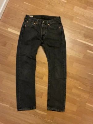 Levi's 501 svarta jeans W32 L32 - Säljer ett par klassiska Levi's 501 jeans i svart tvätt. Jeansen är i princip oanvända. Mycket gott skick.