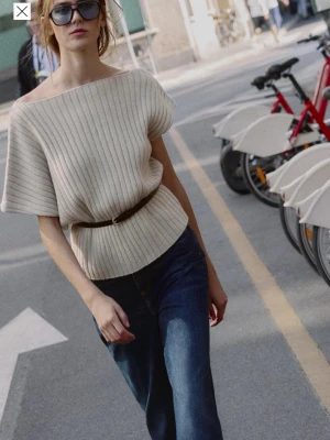 Topp Zara - Säljer denna skit snygga slutsålda tröjan igen Zara, helt ny med lapparna kvar! Skärpet är avtagbart så man kan använda de till byxor med🤗