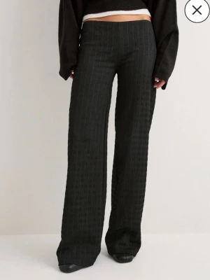 Svarta vida byxor - Säljer dessa super snygga byxor från Nelly. Helt oanvända med lapp kvar. Tyvärr va de för små för mig och retur dagen har passerat