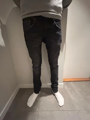 Svarta jeans från dondup  - Säljer ett par svarta jeans från donup med en klassisk femficksdesign . Jeansen har en smal passform och är tillverkade i stretchigt denim för extra komfort. Snygga detaljer med kontrastsömmar och logotyp på bakfickan. Moddellen är 184cm lång. Bara att skriva vid frågor! 🫡 Priset kan diskuteras vid snabb affär! 