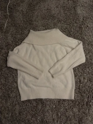 Vit polotröja med bred krage - Mysig vit polotröja med bred ribbad krage och långa ärmar. Tröjan är stickad och har ribbade muddar vid ärmslut och nederkant. Perfekt för kyliga dagar och enkel att matcha med olika outfits.💕