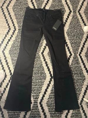 True Religion Joey Low Rise Flare jeans - Säljer ett par svarta True Religion Joey Low Rise Flare jeans i storlek W27. 