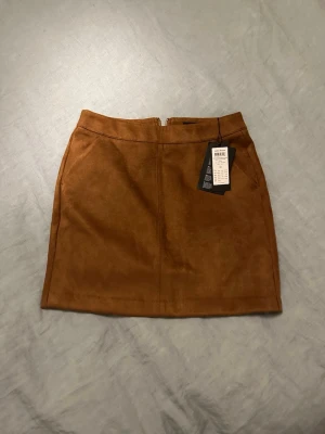 Brun mockakjol med  - Aldrig använd! Mockakjol från vero Moda 