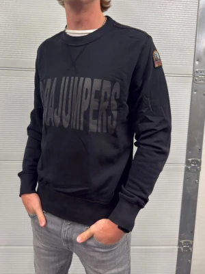 Parajumper crewneck  - En tröja från parajumpers model Fleece en vanlig sweatshirt/crewneck i väldigt fint skick! Storlek L men passar M/L. Självklart äkta. Hör av er vid frågor! Modellen är 188 och väger 77kg