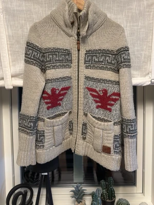 Vintage superdry zip - Riktigt fet tröja ifrån superdry med en vintage look. Storleken är medium men passar många i S. Vid frågor om bilder eller liknande är det bara att fråga😄💛