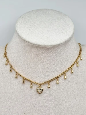 Stilfullt halsband med hjärta  - Material-rostfritt stål.  Nickel fri.  Kedjetjocklek-3mm