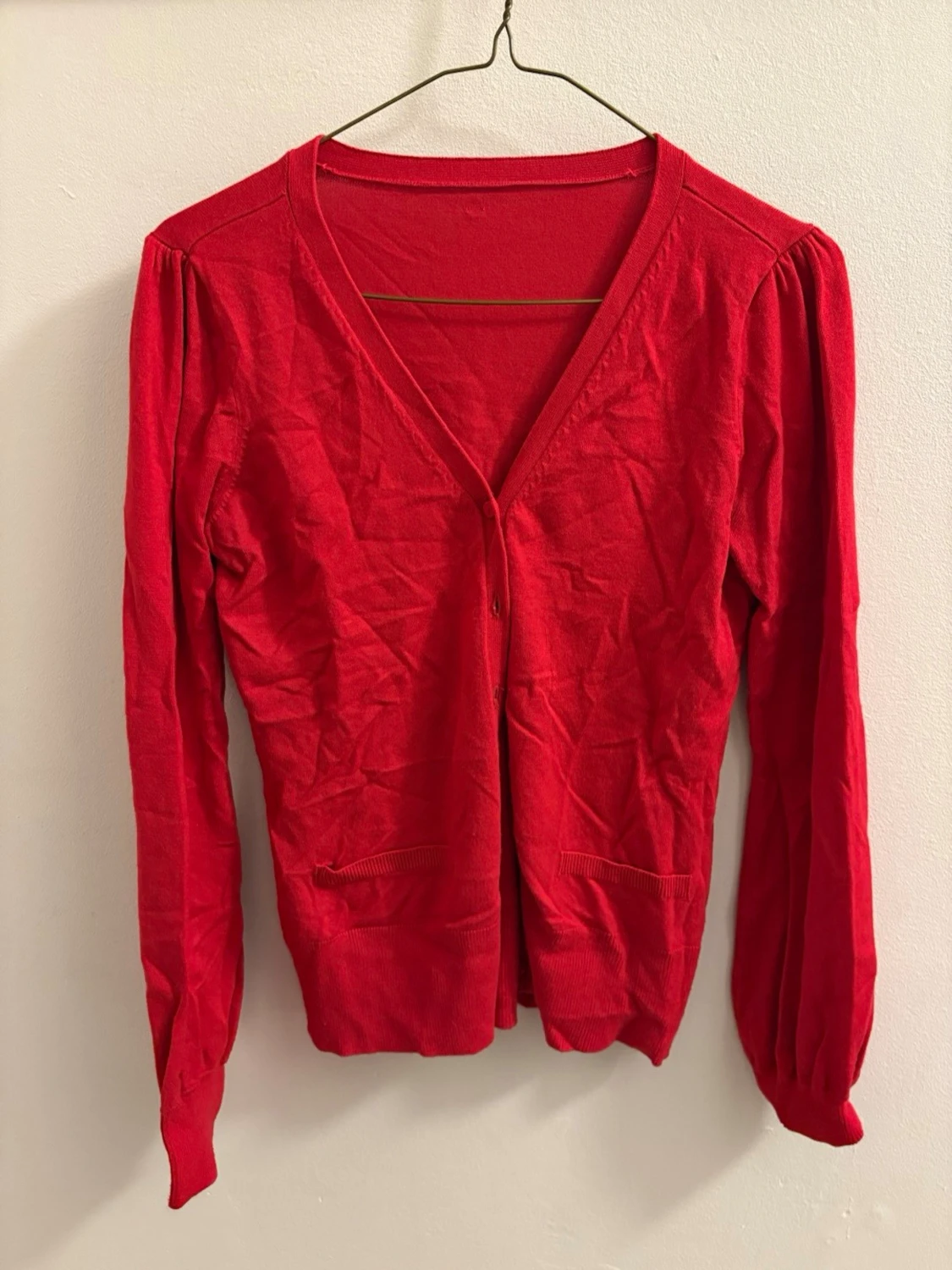 Röd kofta med puffärm och knappar