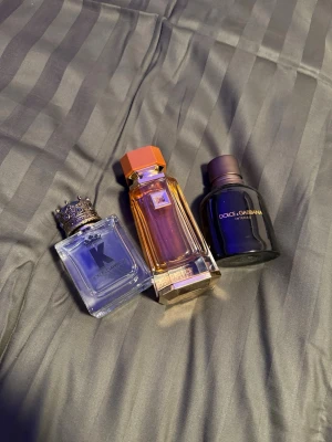 Tre exklusiva parfymer för honom - Snyggt set med två Dolce & Gabbana-parfymer, inklusive K och Intenso. Perfekt för dig som vill ha en lyxig touch i vardagen. Flaskorna har unik design och passar dig som gillar att sticka ut.