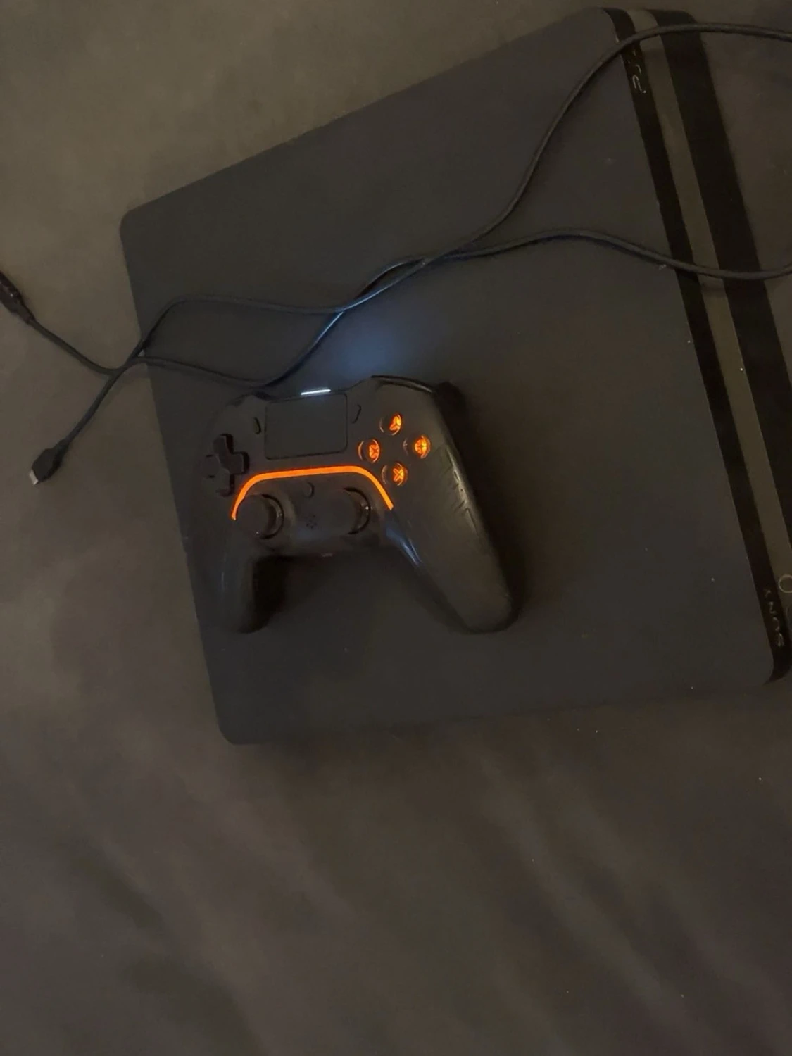 PlayStation 4 slim med gaming kontroll + laddare