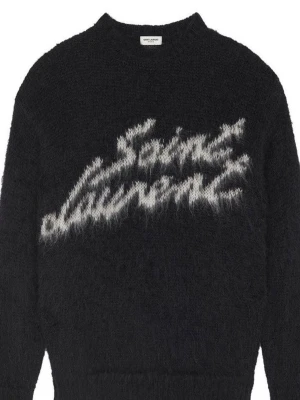 Saint Laurent stickad tröja - Svart stickad tröja från Saint Laurent med vit, suddig logga framtill. Tröjan har rund halsringning och lång ärm. Den är fluffig och mjuk, perfekt för kyliga dagar, men även kalla sommar kvälla. Pris kan diskuteras.