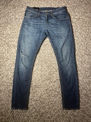 Dondup George - Säljer ett par sjukt feta dondup George. Bra skick. Skinny/slim fit. Storlek 32. Kan skicka mått på begäran.