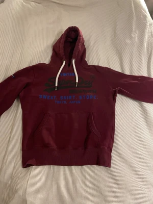 Superdry hoodie - Vinröd superdry hoodie. Storlek S, mycket bra skick, inga defekter.