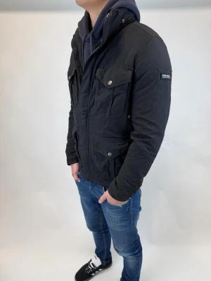 Woolrich Jacka  - Hej! Säljer nu denna väldigt snygga och eftertraktade Woolrich Fieldjacka!  Jackan är slutsåld överallt och går inte att få tag på… jackan är perfekt nu till hösten/vintern  Storlek XS Ny pris: 6000 kr Säljs för: 1499 kr 