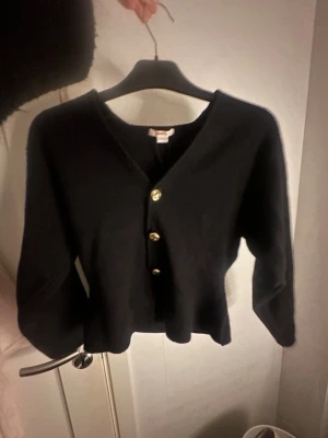 Svart kofta från Gina Tricot XS - Säljer en hel oanvänd svart kofta från Gina Tricot i storlek XS från 14+ avdelningen💕Den finns inte på hemsidan eller i butik längre. Säljer den för att den inte kommer till användning❣️(Sorry för dåligt ljus) Pris kan även diskuteras. 