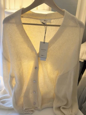 Stickad Cardigan - Ullmix - Slutsåld stickad cardigan från Gina tricot i Ullmix! Slutsåld (färg: Cremevit)