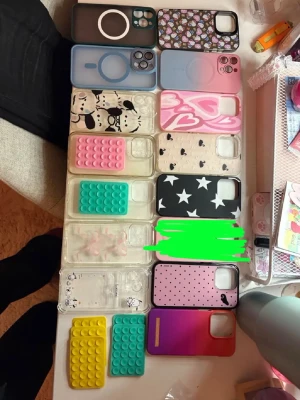 15st mobilskal 5st octobuddys iPhone 13PRO - Säljer mina ”gamla” mobilskal pga att jag har köpt en ny mobil. Alla skal är i fint skick, flera är inte använda. Octobuddysarna är också oanvända såklart. Skalen passar mobiler i modellen 13 PRO.