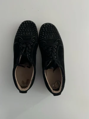 Christian loubotins  - Säljer ett par loubs för 249 kronor i storlek 42. Har ingen box eller så! De är slitna i halen och har några duffrar men annars inget större problem!