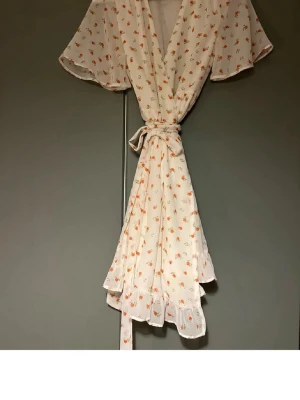 Sommarklänning  - Jättefin sommarklänning med blommor från NAKD! Strl 32💓 