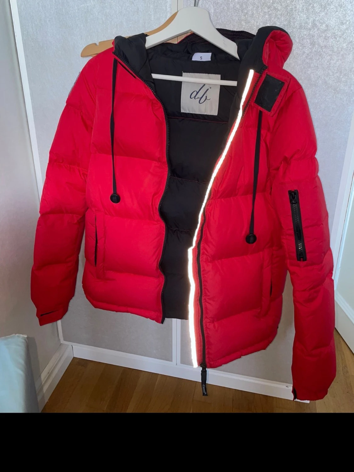 Röd dunjacka från DBrand