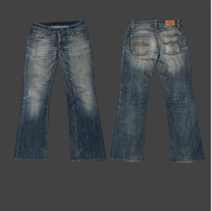 Nudie Jeans Bootcut blå W31 L32 - Bootcut jeans från Nudie Jeans i en ljusblå tvätt med slitningar och klassiska orange Snygga detaljer på bakfickorna och läderpatch med logga bak.