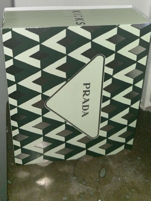 Prada parfym set - Helt ny (inte öppnad ) Prada Luna Rossa Ocean i ett snyggt set med 50 ml Eau de Parfum och 10 ml travel spray. Perfekt för dig som vill ha en exklusiv doft från ett av världens mest ikoniska modehus.