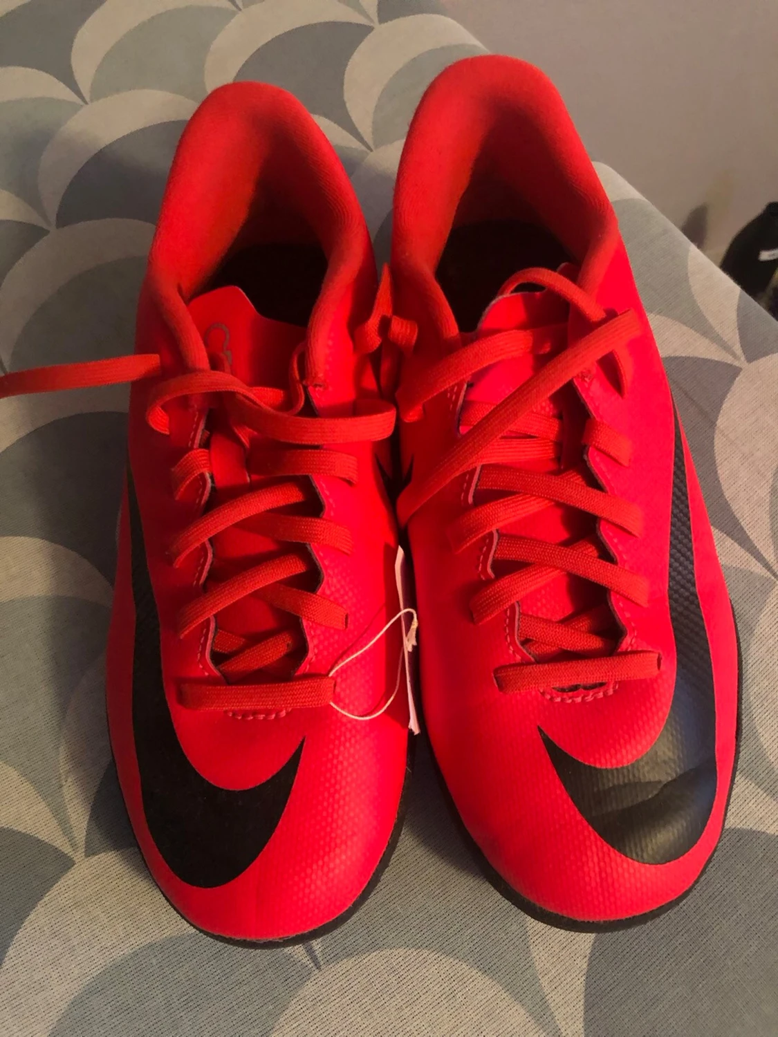 Röda Nike fotbollsskor med snörning