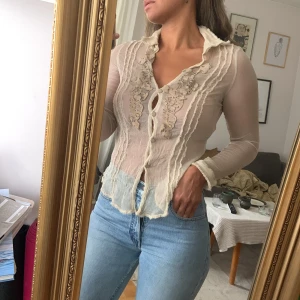 Siden blus - Super fin siden blus med laserskurna mockadetaljer och metall knappar. Lite cowboy stuk 🤠🤎 Det står storlek 46 men skulle säga att den sitter som en small ca strl 36-38