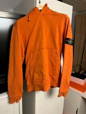 Stone Island Hoodie - Stone Island Hoodie, nu ute till försäljning efter fåtal gånger använd, därav försäljningen.  Tröjan är i mycket bra skick. Tveka inte på att kontakta vid funderingar. 