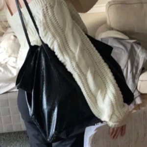 By Malene Birger väska - Stor mjuk väska från By marlene Birger! Får plats med massor och har använts som skolväska länge, därför ganska nött både på band och på sidor🤎🖤 fläckar innanför men har inte testat få bort dem, kan säkert gå!