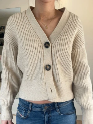 Beige kofta - Beige kofta från HM i storlek S. Väldigt mjuk och mysig 💕