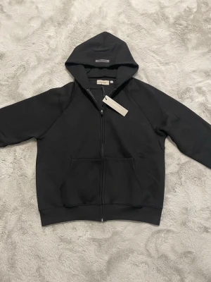 Essentials Zip-Hoodie - Riktigt snygg och unik passar L