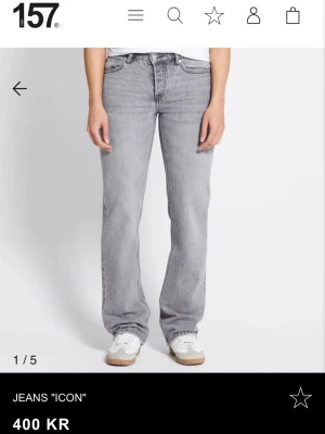 Grå raka jeans ICON - Säljer ett par grå jeans med rak passform och låg midja. Använt fåtal gånger.