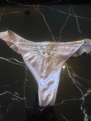 Helt nya trosor från hunkemöller - Helt nya trosor från hunkemöller. Endast testade i butik och såklart tvättade. Passar både XS-M då dom anpassar sig i stretchen. Jätte fint o lyxigt material och bekväma på. Nypris runt 200kr